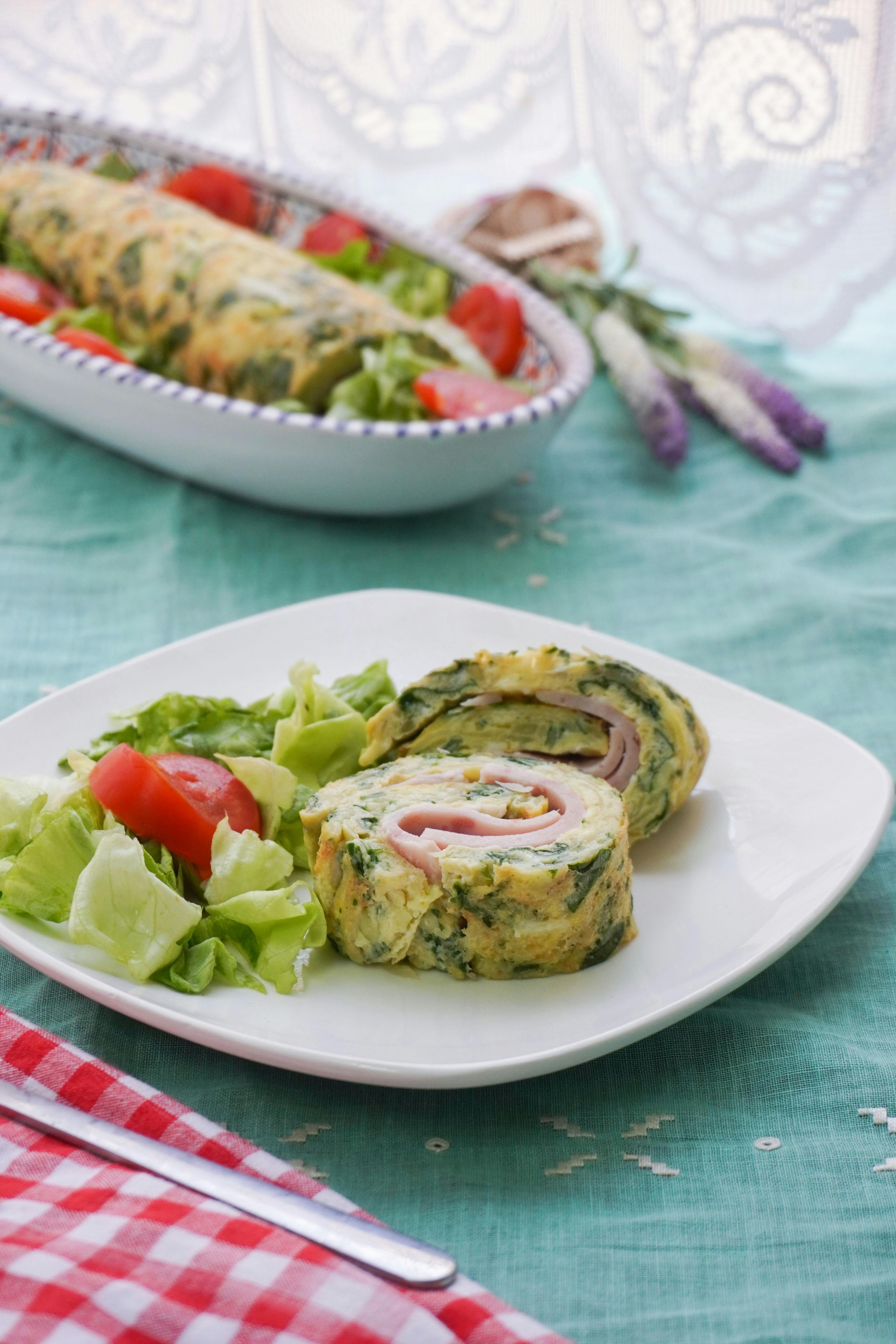Omlet rolowany ze szpinakiem i szynką